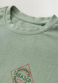 Next TABASCO LICENCE GRAPHIC - T-shirts print - green wash