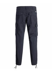 Pantalones cargo azul oscuro vistos desde atrás con dos bolsillos con solapa en los muslos y dos bolsillos con solapa en la parte trasera.