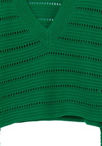Top corto lavorato a maglia verde con scollo a V, strisce orizzontali e dettagli in pizzo aperto, che mette in risalto un design testurizzato e traspirante.