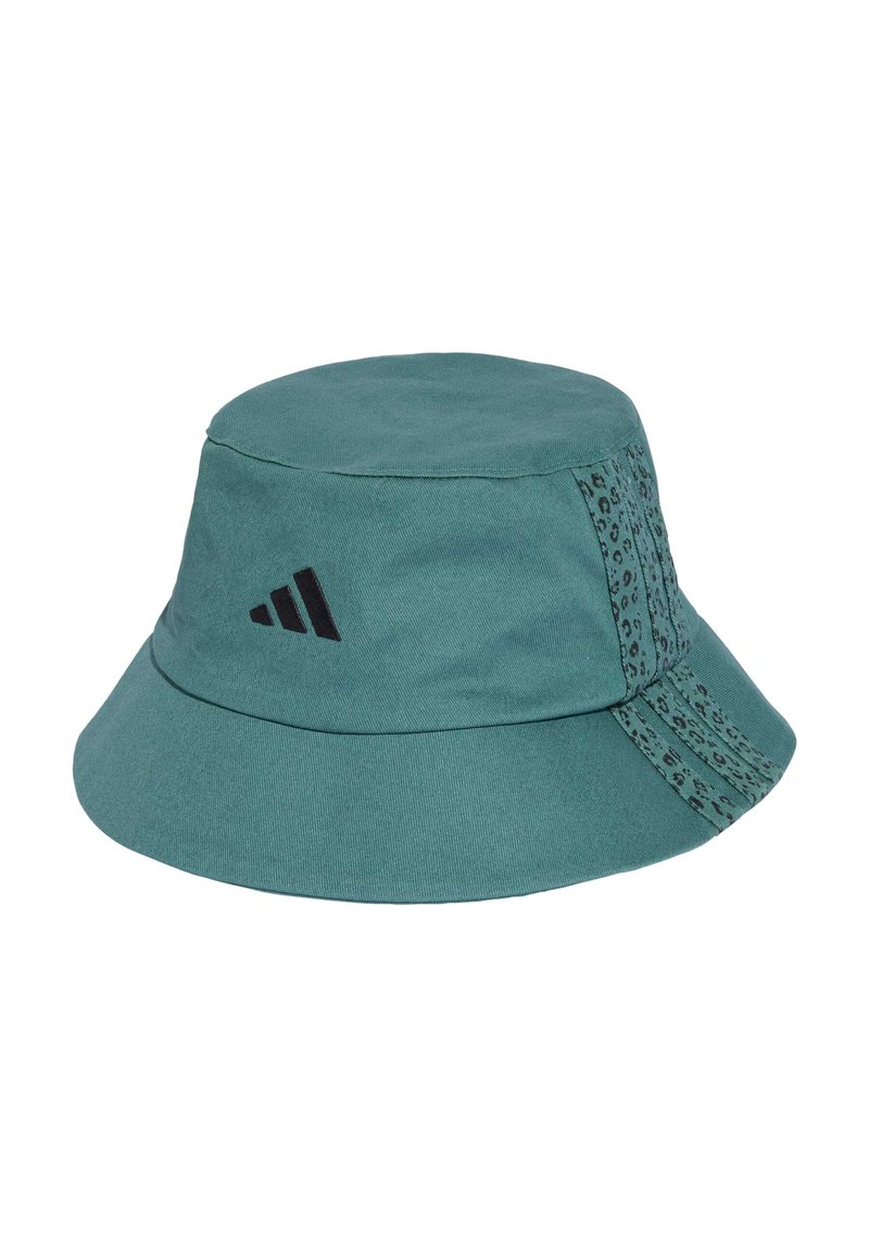 Tyrkysový klobúk z látky s hladkou textúrou, s čiernym logom Adidas a so vzorovaným bočným panelom s jemným vzorom zvierat.