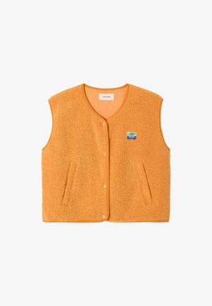 Chaleco de forro polar naranja con superficie texturizada, que presenta un escote redondo, botones de presión y dos bolsillos laterales. Incluye una etiqueta de marca.