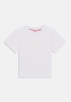Tricou alb din bumbac cu decolteu rotund și mâneci scurte, cu logo-ul „HUGO” embosat într-o nuanță deschisă pe partea frontală.