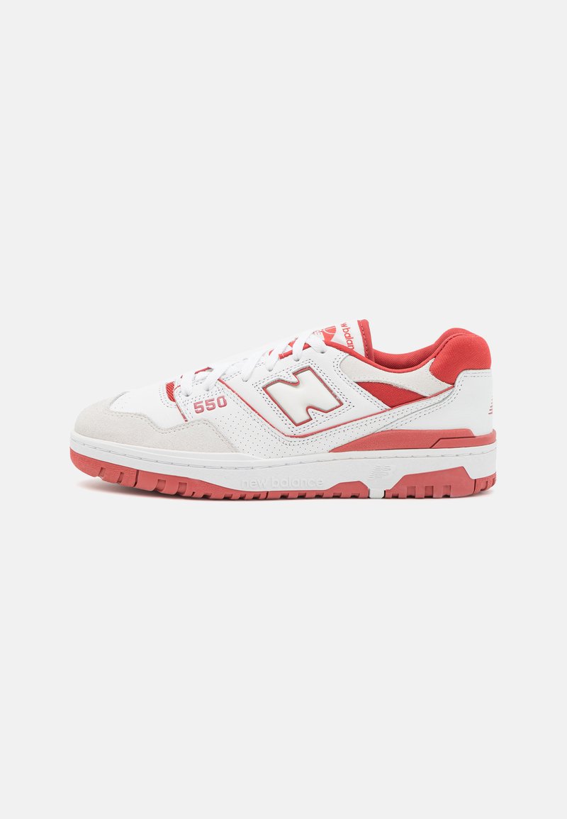 Hvit og rød atletisk sneakersko med en teksturert semsket tåhette, perforerte lærpaneler og en gummisåle med godt grep.
