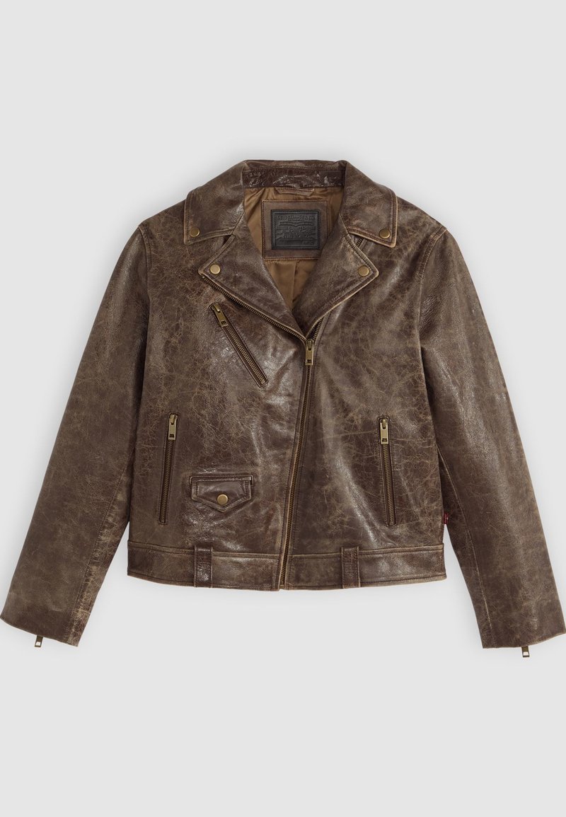 Veste de moto en cuir marron avec une finition texturée, dotée d'une fermeture éclair décalée, de plusieurs poches zippées et de détails à boutons-pression.