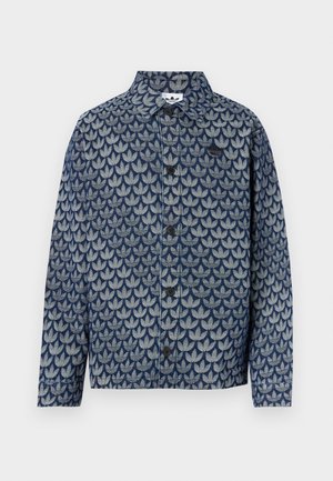 Camisa de ganga azul com botões, apresentando um padrão de formas sobrepostas de folhas, botões pretos e gola.