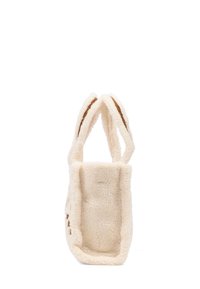 Borsa tote in peluche crema con due manici corti, caratterizzata da un'esterno testurizzato e una base piatta e strutturata. Design minimalista senza hardware visibile.