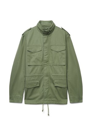 Giacca militare verde oliva con collo alto, quattro tasche e coulisse regolabile all'orlo. Realizzata in tessuto liscio.