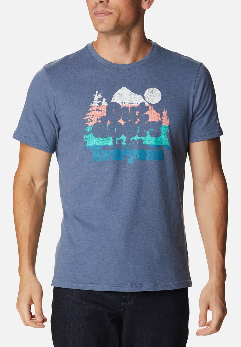 Camiseta corta de manga azul hecha de material suave, con un estampado gráfico de montañas y árboles en colores rosa y teal.