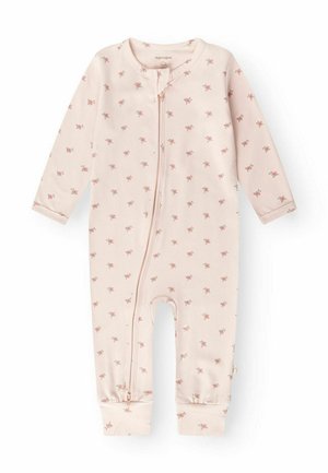 Bébé aux yeux bleus portant une grenouillère fleurie rose pâle, allongé et regardant légèrement vers le haut et sur le côté.