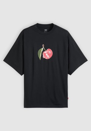 Must suurendatud T-särk, millel on punase litrilise kirsiga ja rohelise lehe graafika rinnal keskel.