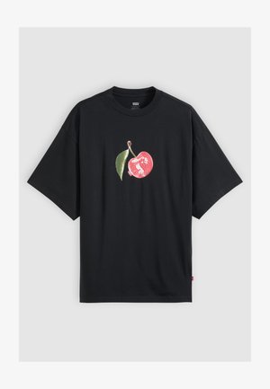 Must suurendatud T-särk, millel on punase litrilise kirsiga ja rohelise lehe graafika rinnal keskel.