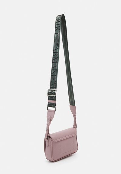 Roze leren schoudertas met een gladde textuur, rechthoekige vorm en een groene strap met zwart logo-print. Versterkt met zilveren hardware.