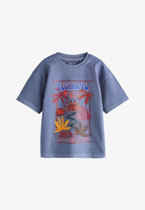 Niebieska koszulka z krótkim rękawem z kolorową grafiką festiwalową przedstawiającą palmy, zachód słońca, drogę i tekst "Festival Rockin in the Desert."