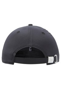 Černá baseballová čepice s jemnou texturou látky, nastavitelným popruhem vzadu a ventilačními otvory. Viditelná vnitřní etiketa.