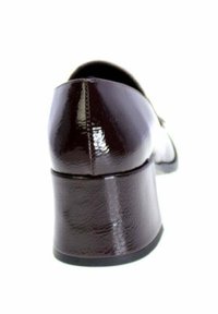 Tacco in pelle verniciata marrone scuro con retro arrotondato, dotato di tacco a cuneo spesso e una superficie liscia e lucida.