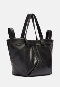 Czarna skórzana torba na ramię z dwoma krótkimi uchwytami, o zorganizowanym kształcie i minimalistycznym designie z fałdowanymi akcentami. Gładka faktura.