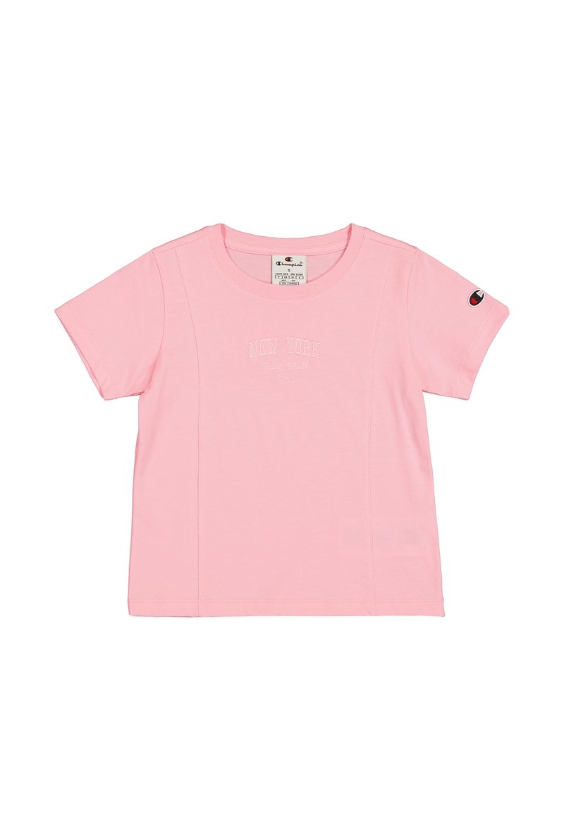 Camiseta de algodón de color rosa claro con mangas cortas, escote redondo, texto bordado "NEW YORK" y logo en la manga. Diseño simple y sin adornos.