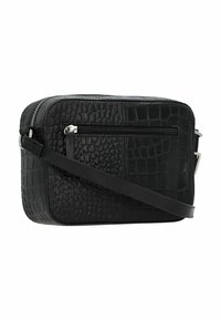 Sac en cuir noir embossé crocodile, de forme rectangulaire, avec une poche zippée à l'avant et une bandoulière ajustable. Texture lisse, quincaillerie en argent.