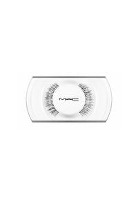Faux cils avec un design incurvé, en fibres synthétiques noires, placés dans un emballage rectangulaire blanc avec un couvercle transparent et un logo en relief.