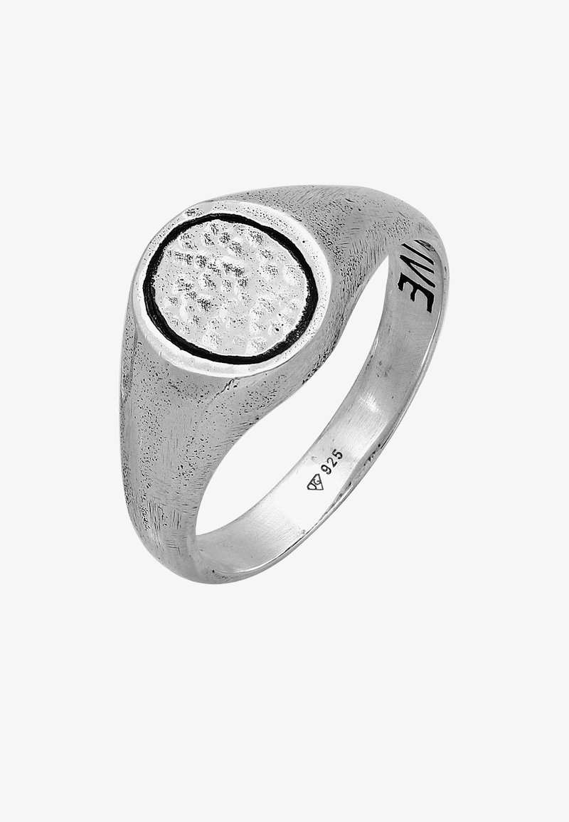 Stålring i sterling silver med en texturerad, cirkulär topp med en svart kant och en slät band, märkt med "925" för silverrenhet.