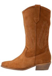 Brązowy zamszowy kowbojski but z szpiczastym noskiem, ozdobnym haftem i niskim, okrągłym obcasem. But posiada boczny uchwyt do łatwego wkładania.