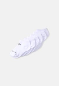 Chaussettes blanches jusqu'à la cheville en tissu doux, avec un poignet côtelé, affichant cinq paires, chacune portant un logo gris sur le côté.