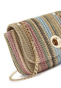 Strohhüfttasche in gestreiften Farben: tan, pink, grün und blau. Mit goldenen Hardware-Details und einem Kettenriemen. Texturiertes gewebtes Design.