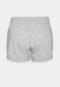 Bermudas de algodón gris con una cintura elástica. La tela tiene una apariencia suave y texturizada y está diseñada para uso casual.