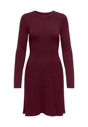Robe en tricot côtelé à manches longues, de couleur bourgogne profond, avec une taille cintrée et une légère évasée à l'ourlet, encolure ronde.