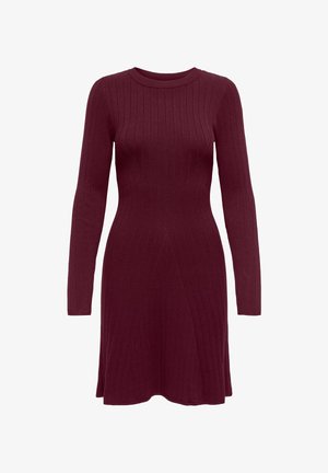 Langermet ribbestrikket kjole i dyp burgunder med tettsittende midje og lett utsvingt fald, rund halsutringning.