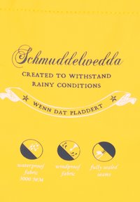 Rumena vodoodporna tkanina z natisnjenim besedilom "Schmuddelwedda" in simboli, ki označujejo vodoodpornost, veterodpornost in popolnoma zatesnjene šive.