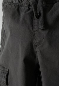 Zwarte cargoshorts van katoen, met een trekkoord in de taille, zijzakken en een duurzame textuur. Gestikte naden zijn zichtbaar.