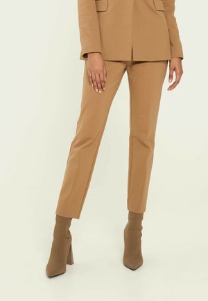 PIA - Chinot - brown