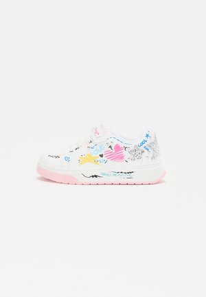 Zapatilla blanca con patrones de garabatos coloridos, incluyendo corazones y estrellas, con una entresuela rosa y un diseño texturizado. Con una tira de velcro como acento.