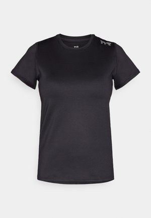 Cămașă sport scurtă neagră cu mânecă scurtă, cu un finisaj texturat și guler rotund; prezintă un logo alb pe umărul stâng.