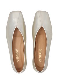 Crème leren balletschoenen met een vierkante neus en een gebogen uitsnijding. Inclusief een bruine leren binnenzool en goudkleurig logo detail aan de binnenkant.