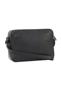 Borsa a tracolla rettangolare in pelle nera con superficie texturizzata, chiusura con zip e tracolla regolabile. Presenta accenti hardware minimi.