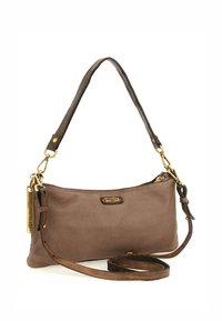 Borsa a spalla in pelle marrone con hardware in tonalità oro, chiusura centrale con zip e tracolla regolabile. Texture liscia con una leggera lucentezza.