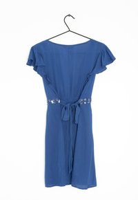 Modré šaty vyrobené z lehkého materiálu, s volány na rukávech, páskem s dekorativními prvky a splývavým střihem.