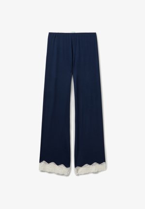 Tmavě modré široké kalhoty vyrobené z měkké látky, s bílým krajkovým lemem ve tvaru vlny na spodním okraji pro zvýraznění detailu. Součástí je elastický pas.