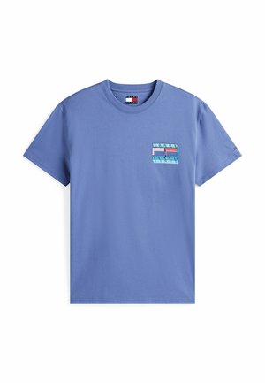 Lichtblauwe katoenen T-shirt met korte mouwen, voorzien van een ontwerp met een voorzak met kleurrijke horizontale strepen en logo-tekst.