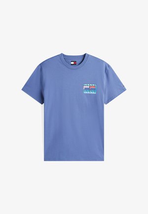 Lichtblauwe katoenen T-shirt met korte mouwen, voorzien van een ontwerp met een voorzak met kleurrijke horizontale strepen en logo-tekst.