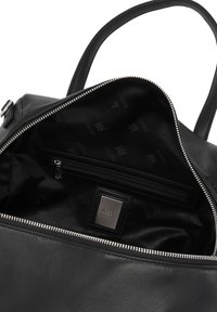 Czarna skórzana torba na ramię z zamkiem błyskawicznym, z wnętrzem z tkaniny w wzór logo oraz wewnętrzną kieszenią na zamek. Akcenty w kolorze srebrnym.