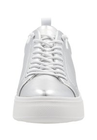 Silberne metallische Sneakers mit einer glatten Textur, weißen Schnürsenkeln und einer Gummisohle. Sie verfügen über eine abgerundete Zehenpartie und ein minimalistisches Design.