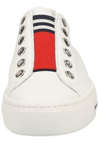 Sneakers bianchi con finitura in pelle liscia, caratterizzati da una striscia in tela rossa e occhielli in argento. Suola in gomma con grip testurizzato.