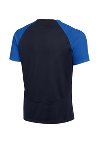 Camiseta atlética de manga corta con panel trasero negro y mangas azules, mostrada desde la parte posterior sobre un fondo blanco.