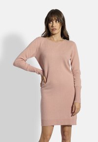 Pletené šaty v měkké růžové barvě s dlouhými rukávy, ribbovanými detaily na manžetách a lemu, kulatým výstřihem a těsným střihem.