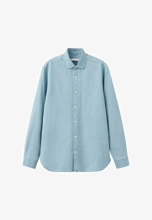 Camisa vaquera de manga larga en azul claro con cierre de botones al frente y cuello clásico, presentada sobre un fondo blanco.