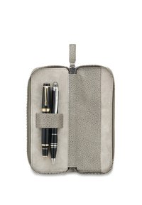 Grau lederner Stiftetui mit Reißverschluss, ausgestattet mit zwei schwarzen Stiften, die von einem Riemen gehalten werden, und einem strukturierten Innenraum für besseren Halt.
