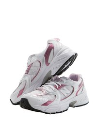 Sneakers bianchi in rete con accenti rosa, dotati di design con lacci, colletto imbottito e suola in gomma nera per una migliore aderenza.